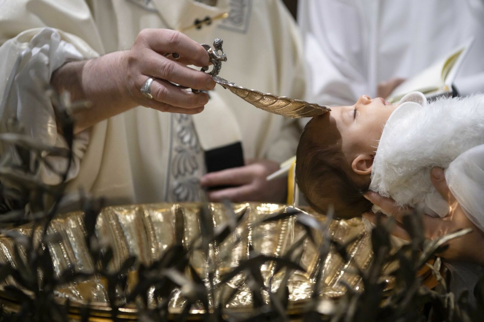 Papa Francesco battezza 21 bambini nella Cappella Sistina