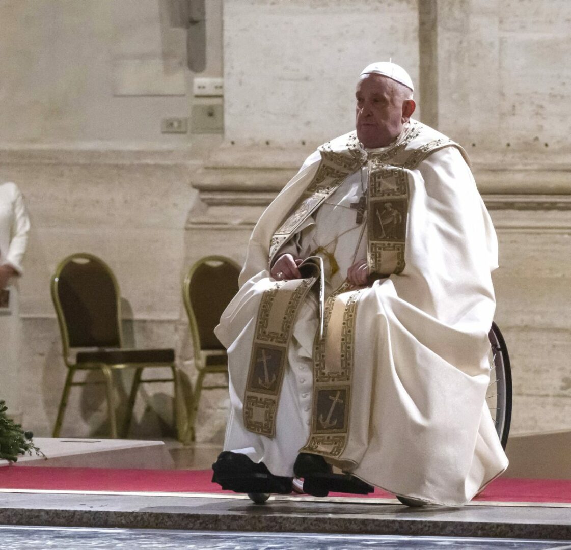 Papa Francesco cade a Santa Marta, contusione al braccio